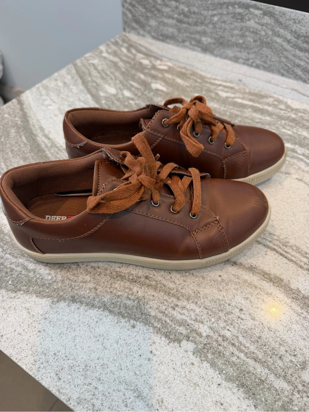 Deer Stags Brown Low-Top Lace-Up Sneakers 4 1/2 kids